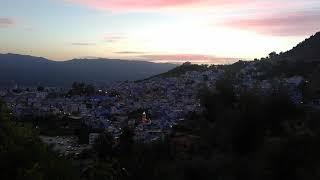 Llamado de las mezquitas en Chefchaouen al atardecer