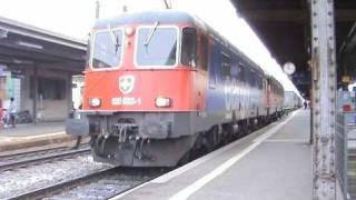SBB Re 6/6 Doppeltraktion fährt ab von Thun mit Crossrail Güterzug