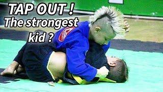 TAP OUT ! THE STRONGEST KID ?! #fightingkids #fighting #train #training #gold #submission #win