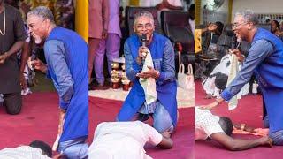 You can’t hold your tears  after watching this deep worship by Apostle Abraham Lamptey