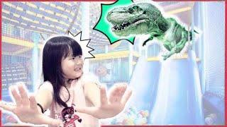 《游乐园》被恐龙追逐!快逃啊!巨型狗狗出现!七彩球大战Dinosaur appear in children's Amusement Park?