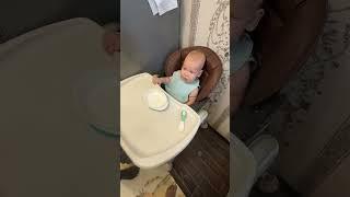 Хотел заныкать банан учимся самостоятельно кушать️ #декрет #дети #малыш #мамавдекрете