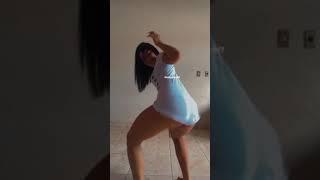 Chica bailando en minifalda (dancing sexy)