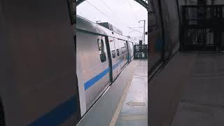 Delhi metro Blue line entering the station #delhi #shorts #youtubeshorts #Delhimetro #metro #train