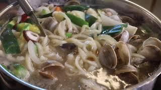 밑국물까지 먹을수 있는 탱글탱글한 동죽(조개)칼국수,  Clams Noodle (Dongjuk Kalguksu)