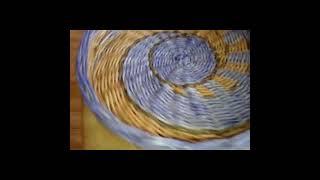 Round wicker tray