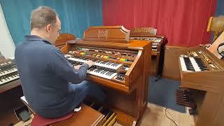 Markus proudly presents the "Yamaha Electone E-75" from 1980