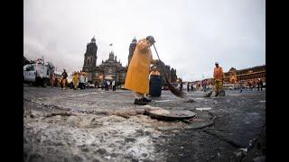 Tardan dos horas y media en limpieza del Zócalo capitalino