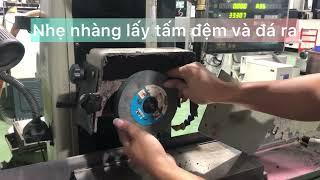 Thao tác thay đá, mài đá trên máy mài phẳng.