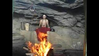 实拍修行者在喜马拉雅山修行，在山洞里打坐，呼气声像打雷一样