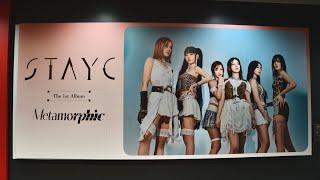 【STAYC】1stアルバム「Metamorphic」発売記念パネル展