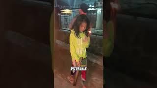 Ketika Obor Teman Cantik Ara Mati Lagi Pawai Kemerdekaan. Diganti Obornya Sama Aa Baik 