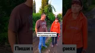 Соседи проверяют границу дачи. Между садовыми участками соседка неправильно поставила забор