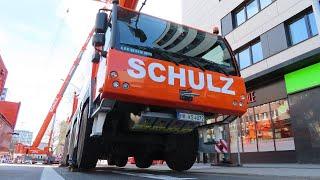 Soeren66 - Mobilkran LIEBHERR LTM 1300-6.2 und LTM 1090-4.2 bei der Montage einer Klimaanlage