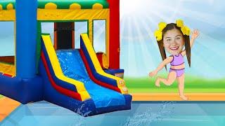 MILENINHA BRINCA NO ESCORREGADOR GIGANTE NA PISCINA COM SUA AMIGA CAMILA