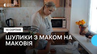 Житомирянка Олена Кучмій виготовляє на Маковія традиційну українську страву — шулики з маком
