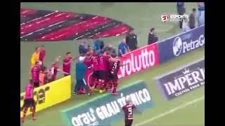 O primeiro gol de Felipe Luiz com a camisa do Flamengo.