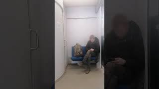 VIP - МЕСТА У ТУАЛЕТА! В ПОЕЗДЕ БЫЛО МНОГО СВОБОДНЫХ МЕСТ. А ПАРЕНЬ ПРЕДПОЧЁЛ ИМЕННО ЭТИ МЕСТА