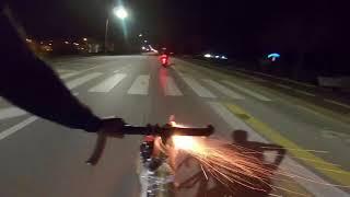 Un cycliste attaque des scootéristes avec des feux d'artifice