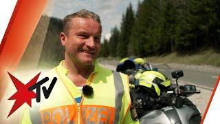 Bastler, Tuner & Raser bei der Polizeikontrolle: Motorradcops auf Streife | stern TV