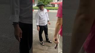 Bức xúc | Bảo vệ nhà hàng chả cá Hàng Sơn nhận lề đường  là bãi đỗ xe riêng và thái độ vô văn hoá