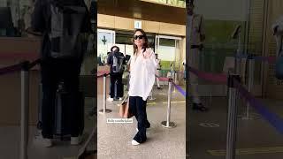 kareena kapoor kareena Snapped at the airport #bollywood #bollywoodhelpline #kareenakapoorkhan