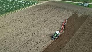 Kleiner ausschnitt vom Erdbeerfeld Pflügen mit Fendt 828 und Kuhn Challenger