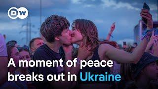 Ukraine: Music festival goes ahead as largest gathering since war began takes place | DW News