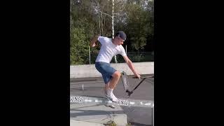 Kaspars AKA Sniiiips no Taktika.lv Scooters team uzmet iespaidīgus trikus skeitparkā ar skatu