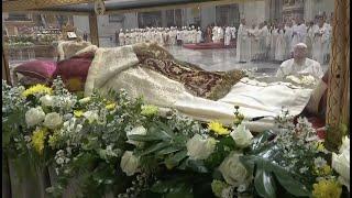 El Papa Francisco rezando frente al ataúd del cuerpo embalsamado del Papa San Juan XXIII