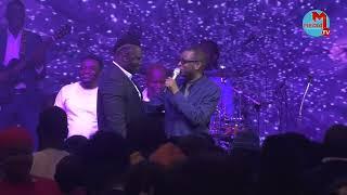 YOUSSOU NDOUR CHANTE BOY NIANG LORS DE LA SOIREE DES CAURIS D'OR 2023