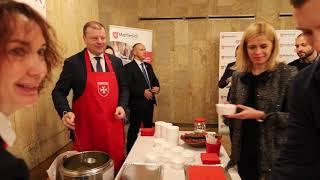 Premjeras S. Skvernelis dalyvavo akcijoje „Maltiečių sriuba“