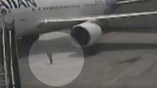 Watch teen stowaway exit wheel well of plane