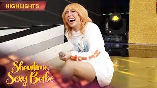 Vice Ganda sits to laugh at Ogie's joke | It’s Showtime Sexy Babe