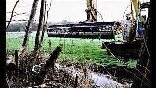 Wassergraben ausbaggern, Entwässerungsgraben, Graben, freischneiden, freibaggern, reinigen, Bagger