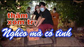 Quang Lê một ngày từ thiện, thăm hộ nghèo tặng mì tôm, nấu cơm tuyến đầu, nửa đêm phát cơm cho những