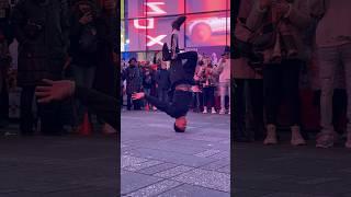 Times Square’s breakdance, New York City breakdancing! #youtubeshorts #timessquare #newyorkcity