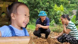 Single mother was helped by a kind man to build a bathroom. Invited a kind man to dinner.