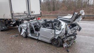 ++ MASSIVE ZERSTÖRUNG ++ JUNGER FAHRER (22) HAT KEINE CHANCE ~ PKW KRACHT UNTER LKW | RTH IM EINSATZ