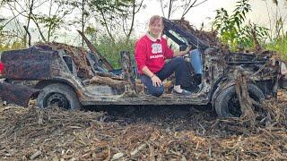 The girl repaired and restored an old car that had been abandoned for a long time for her neighbor.