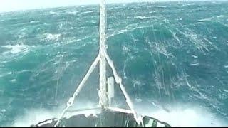 Un bateau remorqueur dans une tempête Force 12 ! Vague scélérate