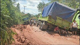 Panic Condition! Three Hino Truck Drivers Drooped Limp, Stuck Blocking the Road