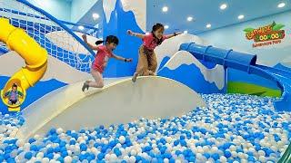 Lompat Ke Mandi Bola dan Main Perosotan di Playground Anak Balls Pit