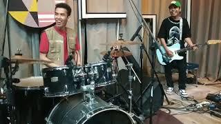 Ade latah ternyata jago juga main drum. tim wendi lapor pak.