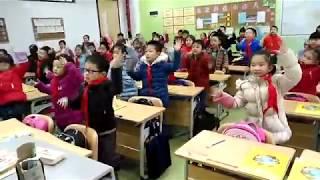 Baby Shark Dance  Chinese KIDS  Sing and Dance!