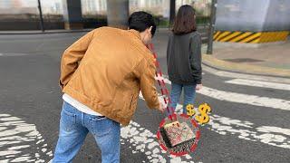 What if you see someone stealing someone else's wallet? (Social experiment)
