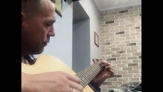 Юрий Грошев, депутат Благовещенской гордумы играет на гитаре