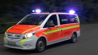 RTW 1/83-3 und neues NEF 1/82-2 des DRK Esslingen auf Einsatzfahrt