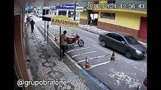 ELEMENTO FLAGRADO ROUBANDO, ANCIÃO E CAPACETE NO CENTRO DE BONFIM