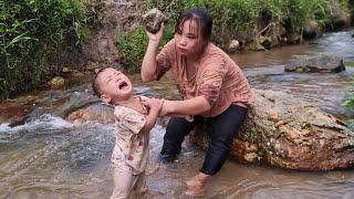 The single mother took her daughter to school, harvested luffa to sell and cook for her daughter